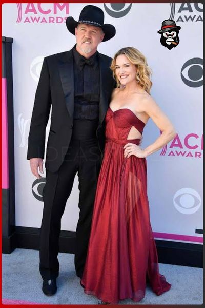 Julie Lauren Curtis met Trace Adkins